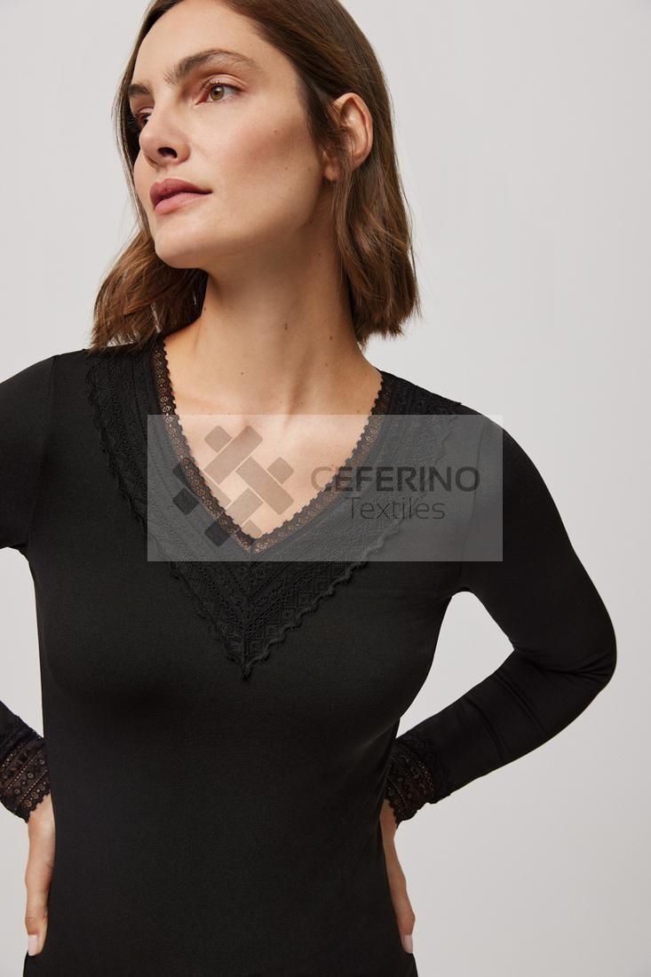 Camiseta termal con encaje manga larga cuello pico señora Ysabel Mora 70012.